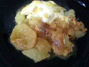 Patatas con caldo de verduras y huevos escalfados